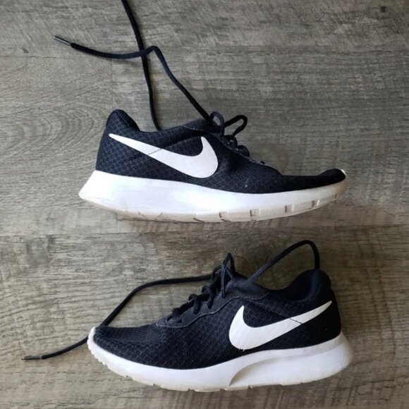 Nike Black and White Tanjun Sneakers. - Picture 2 of 7